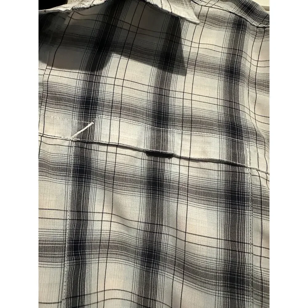 The North Face Men's Size L Short Sleeve Button Up Zip Pocket Shirt White Plaid